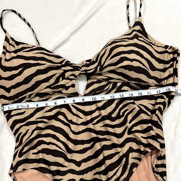 J. Crew Zebra Print Front Twist One Piece Swimsuit Plus Size 24 NWT - Picture 4 of 12